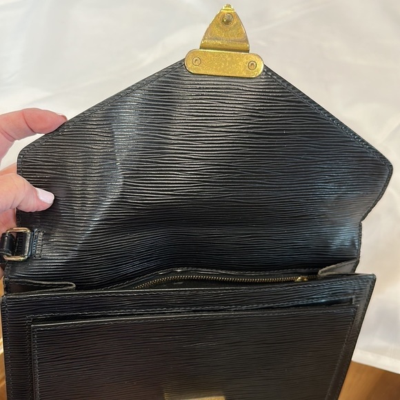 authentic Preloved Louis Vuitton EPI BIFACE clutch bag M10994 with many callouts - Picture 8 of 16